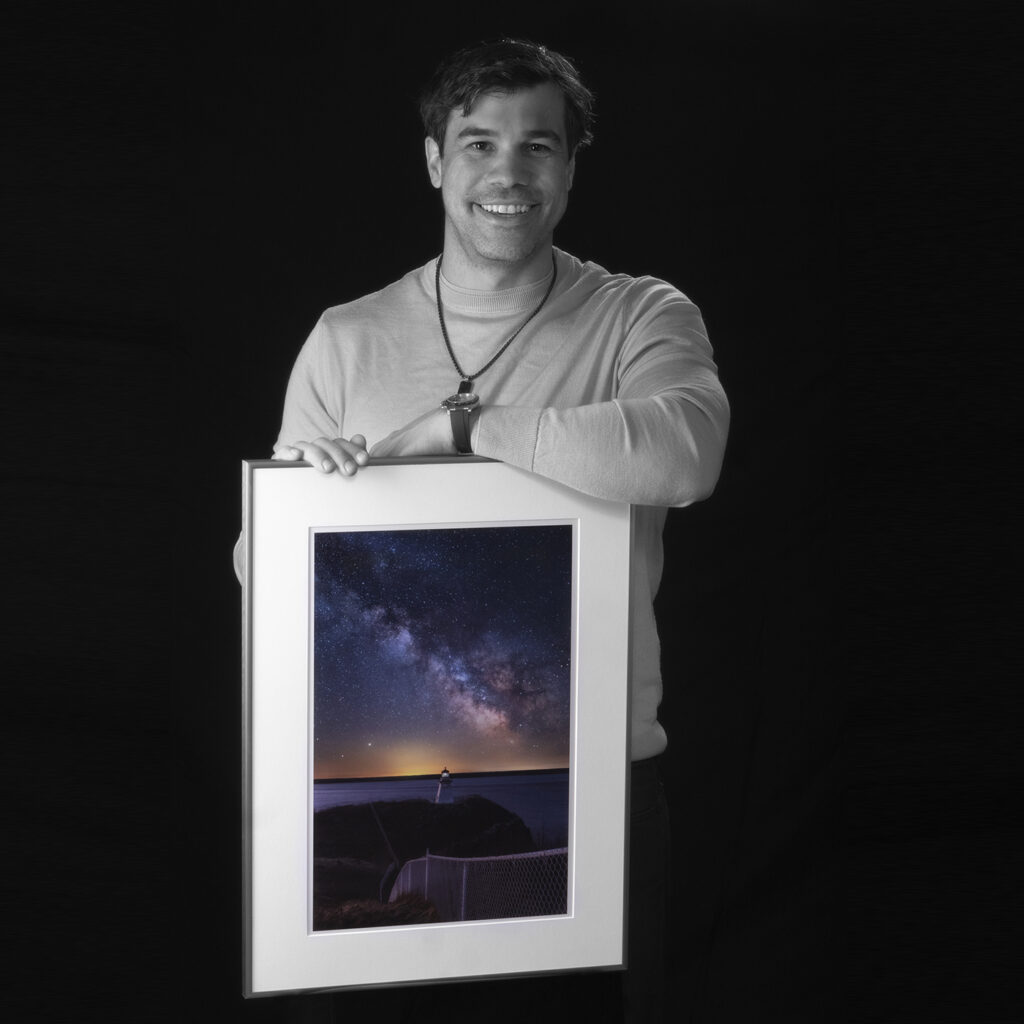 Andre Poirier tenant une œuvre d’art