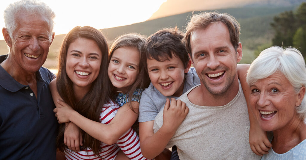 famille multigénérationnelle dans un domaine souriant