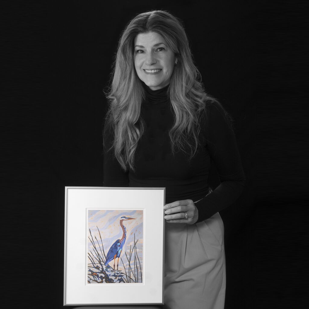 Jill McNair tenant une œuvre d’art